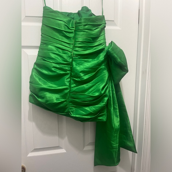 Kelly Green Hoco Dress💚 - Picture 2 of 4